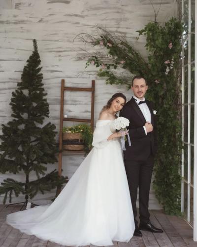 A Kesim Romantik Kol Dizaynlı Gelinlik Modeli