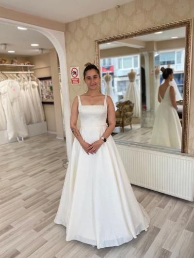Kalın Askılı Kare Yaka Desenli Saten Gelinlik Modeli