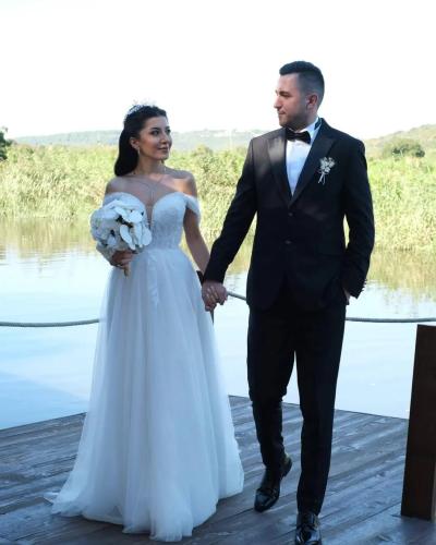 Kedi Kulağı Yan Kol Detaylı Helen Gelinlik